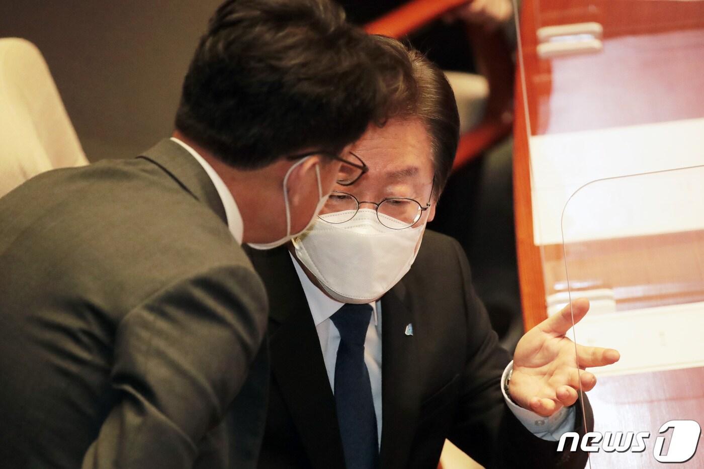 이재명 더불어민주당 대표가 10일 서울 여의도 국회에서 열린 제400회 국회(정기회) 제12차 본회의에서 동료 의원들과 대화를 나누고 있다. 2022.11.10/뉴스1 ⓒ News1 조태형 기자