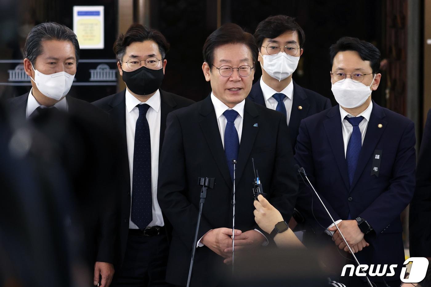 본문 이미지 - 이재명 더불어민주당 대표가 10일 서울 여의도 국회에서 열린 제400회 국회(정기회) 제12차 본회의를 마친 뒤 기자들 질문에 답하고 있다. 2022.11.10/뉴스1 ⓒ News1 이동해 기자