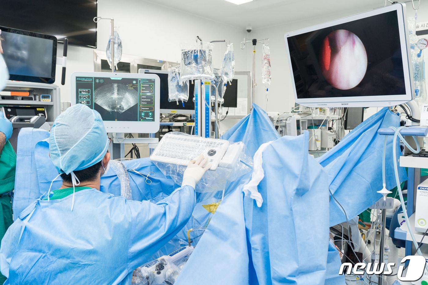 아쿠아블레이션 수술을 진행하는 김명 교수 (이대서울병원 제공)