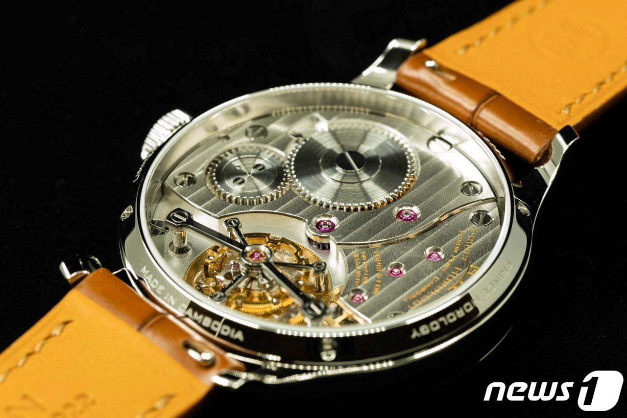 본문 이미지 - 훈센 캄보디아 총리가 페이스북을 통해 공개한 2022 아세안 정상회의 기념품 시계. ⓒ 로이터=뉴스1 ⓒ News1 강민경 기자