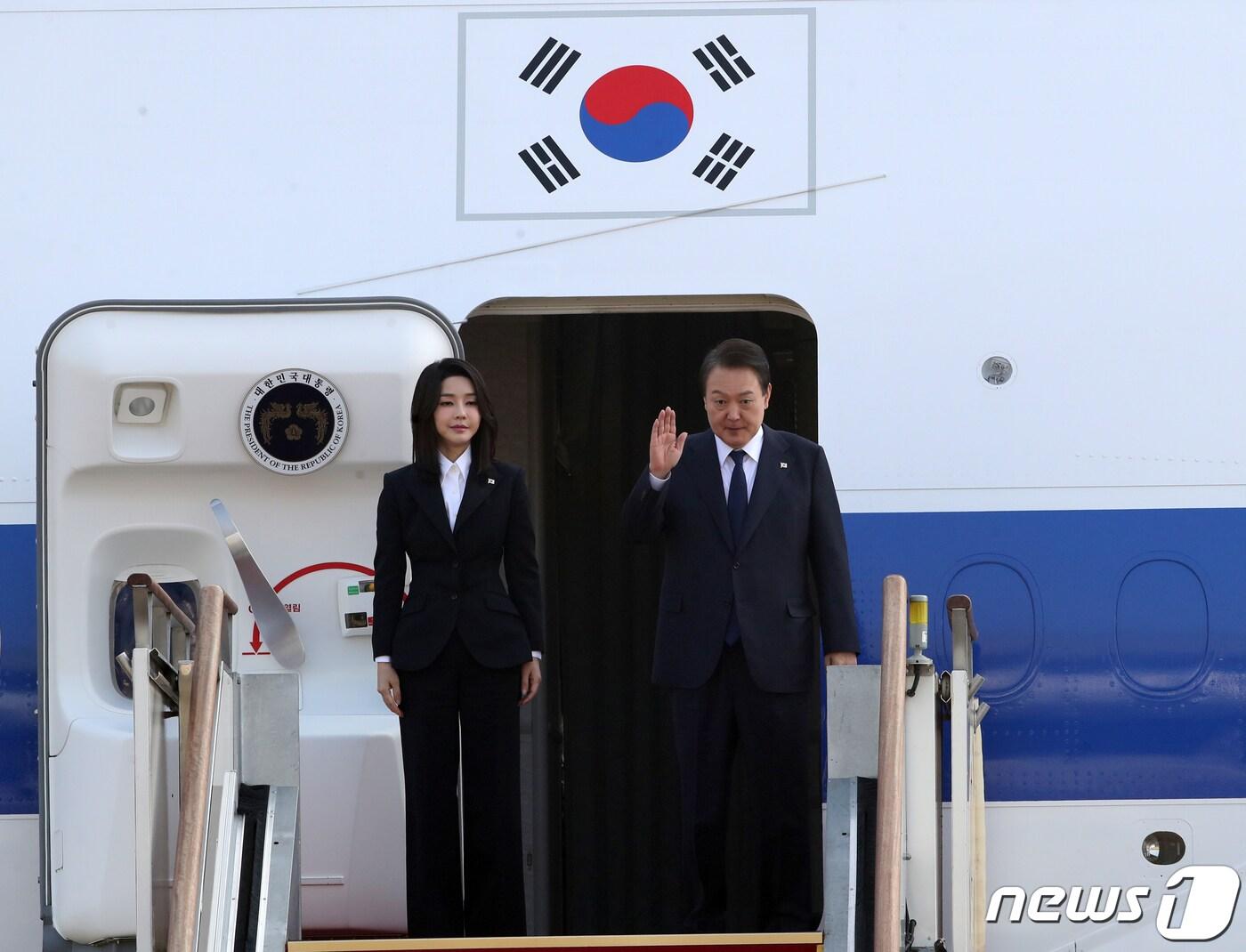 본문 이미지 - 윤석열 대통령과 김건희 여사가 11일 오전 경기 성남 서울공항에서 아세안(ASEAN·동남아국가연합) 관련 정상회의 및 주요 20개국(G20) 정상회의 등 다자 회의 참석차 출국하기 위해 공군 1호기에 탑승하며 인사하고 있다. 2022.11.11/뉴스1 ⓒ News1 송원영 기자