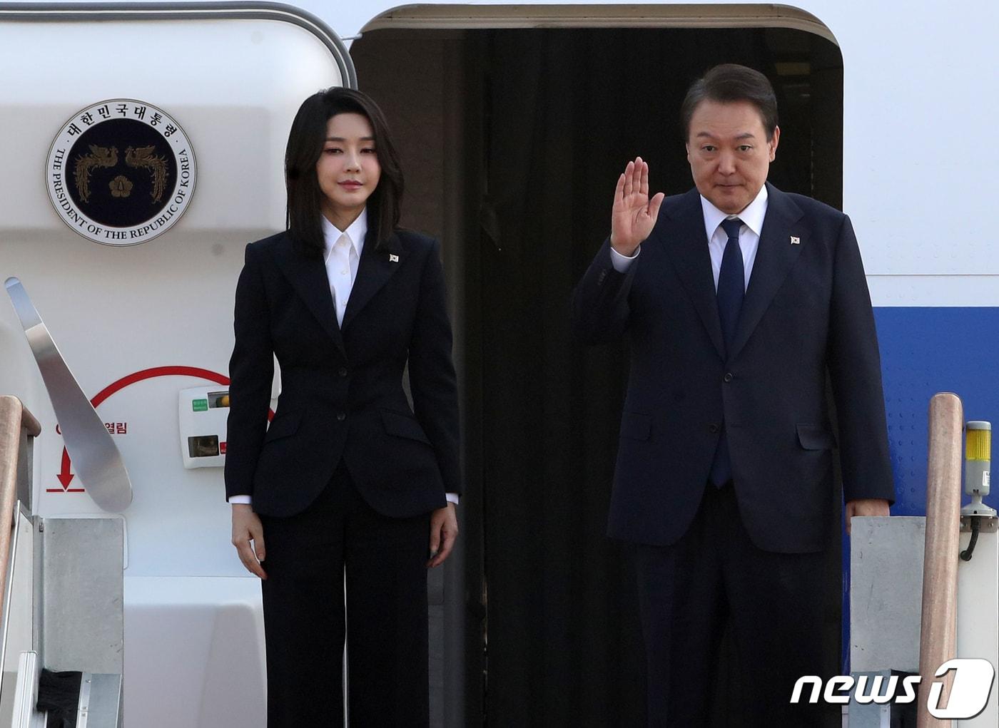 본문 이미지 - 윤석열 대통령과 김건희 여사가 11일 오전 경기 성남 서울공항에서 아세안(ASEAN·동남아국가연합) 관련 정상회의 및 주요 20개국(G20) 정상회의 등 다자 회의 참석차 출국하기 위해 공군 1호기에 탑승하며 인사하고 있다. 2022.11.11/뉴스1 ⓒ News1 송원영 기자
