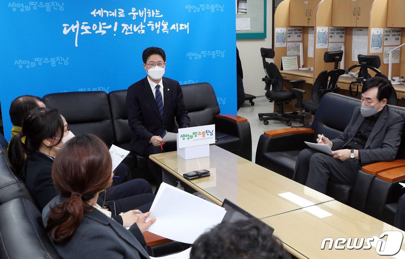본문 이미지 - 황기연 전남도 기획조정실장이 11일 오전 도청 기자실에서 2023년 전라남도 본예산 편성(안)에 대해 설명을 하고 있다. 전남도는 2023년도 예산안 규모를 10조3381억원으로 확정했다.(전남도 제공0 2022.11.11/뉴스1