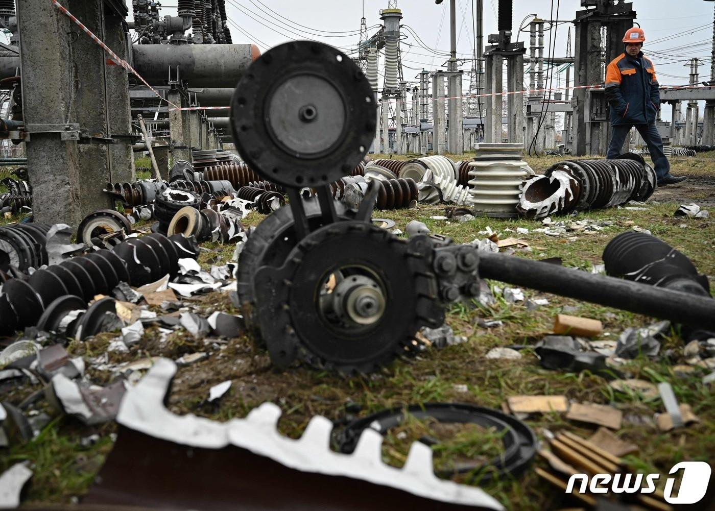 본문 이미지 - &lt;자료 사진&gt; 10일&#40;현지시간&#41; 러시아 군의 미사일 포격을 받아 우크라이나 국영 전력 업체 우크레네르고의 고압 변전소 발전기 부품이 파괴된 모습이 보인다. ⓒ AFP=뉴스1 ⓒ News1 우동명 기자