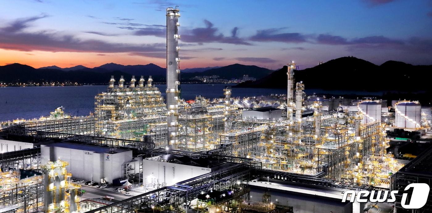 GS칼텍스가 창사 이래 최대 투자 금액인 2조7000억원을 투자해 여수공장에 올레핀 생산 시설(이하 MFC시설)을 준공하고 종합에너지기업 도약에 나선다. 사진은 MFC시설 전경.(GS칼텍스 제공)2022.11.11.뉴스1 ⓒ News1 김동수 기자