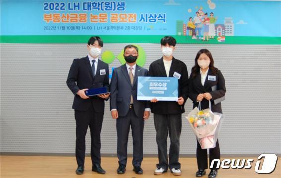 본문 이미지 - 오영오 LH 공정경영혁신본부장(왼쪽 두 번째)과 최우수상 수상팀이 기념촬영을 하고 있다. (한국토지주택공사 제공)