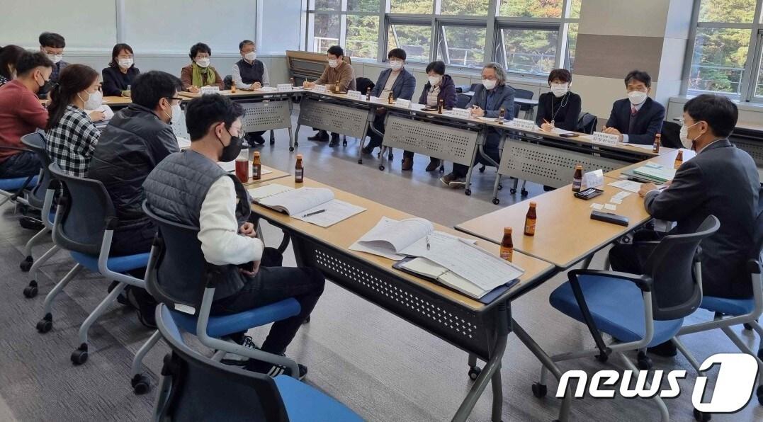 본문 이미지 - 대구지방환경청은 오는 15일 정부대구지방합동청사 4층 허봉익실에서 '환경영향평가업 대표자 소통간담회'를 연다. 사진은 지난해 환경영향평가업 대표자 소통간담회 모습. (대구환경청 제공)/뉴스1