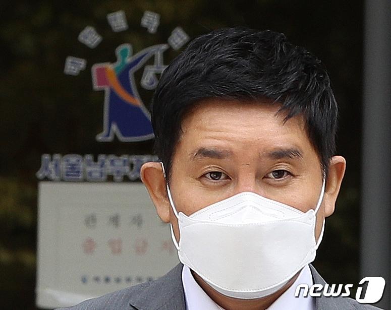 본문 이미지 - 사진은 지난 2022년 9월 20일 서울 양천구 서울남부지방법원에서 열린 구속 전 피의자 심문&#40;영장실질심사&#41;을 마친 뒤 법정을 나서고 있는 김봉현 전 스타모빌리티 회장. &#40;뉴스1 DB&#41; 2022.11.11/뉴스1