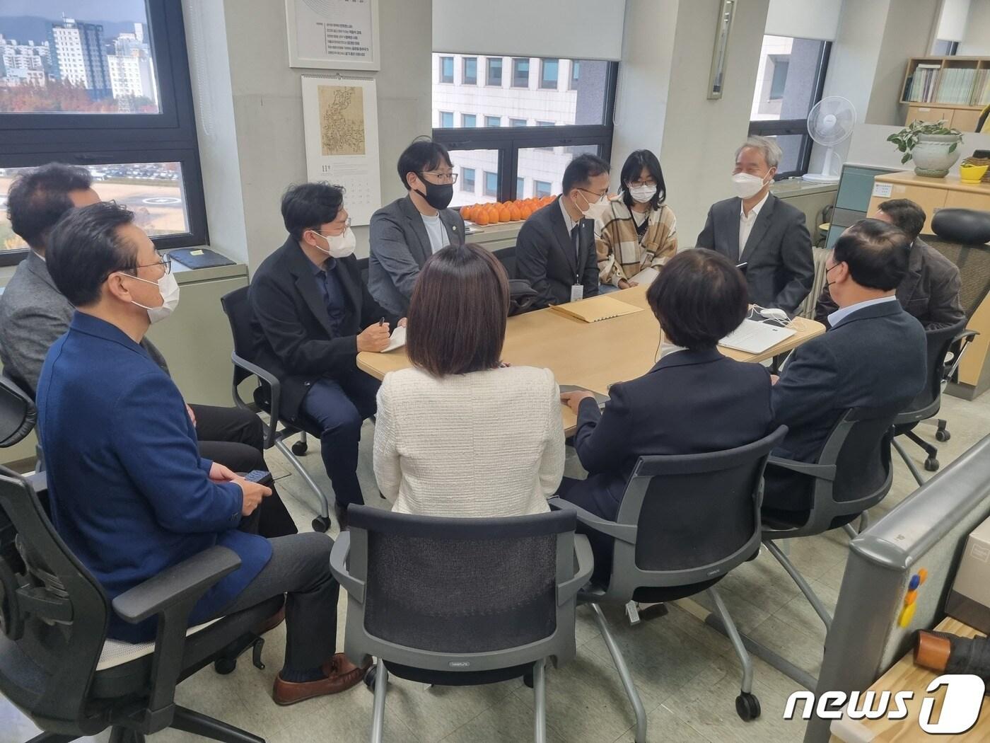 본문 이미지 - 충북 청주시의회 더불어민주당 소속 의원들이 11일 문화재청을 방문해 청주시청 본관동에 대한 문화재적 가치 판단에 나서달라고 건의하고 있다.(더불어민주당 제공).2022.11.11/뉴스1