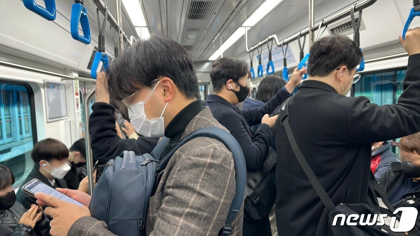 정동훈&#40;가명·33&#41;씨가 출근길에서 휴대전화를 바라보고 있다 2022.11.11/뉴스1 ⓒ News1 금준혁 기자