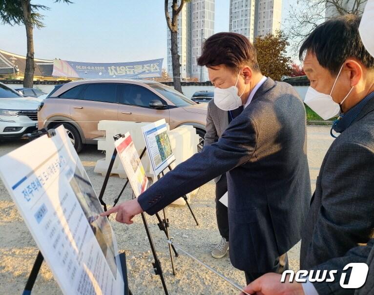 본문 이미지 - 우범기 전주시장이 11일 전주역세권 도시재생 뉴딜사업 예정지 8곳을 차례로 방문, 사업 추진 현황과 안전관리 상황을 점검했다.(전주시 제공) 2022.11.11/뉴스1