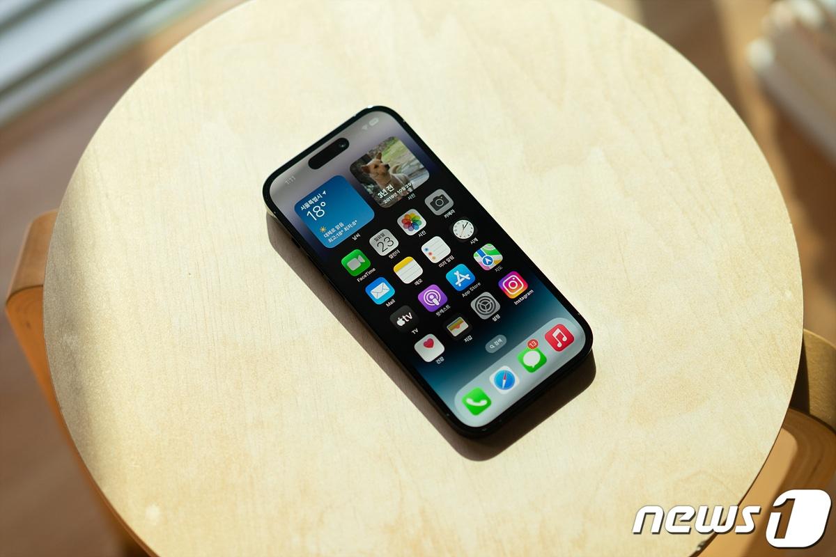 본문 이미지 - 전작과 달리 큰 폭의 변화를 가져온 '아이폰14 프로' 2022.11.11/뉴스1 ⓒ News1 이기범 기자