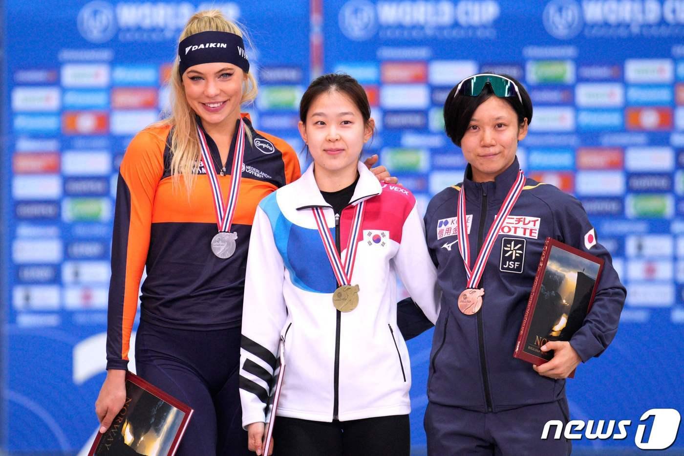 본문 이미지 - 김민선(가운데)이 생애 첫 ISU 스피드스케이팅 월드컵 우승을 차지했다.  ⓒ AFP=뉴스1