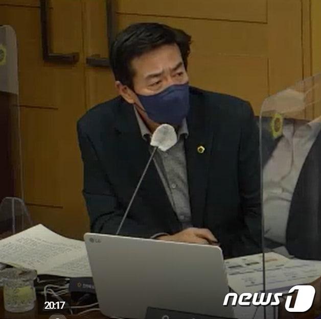 본문 이미지 - 윤정훈 전북도의원이 복지여성국에 대한 행정사무감사를 하고 있다.2022.11.12/뉴스1
