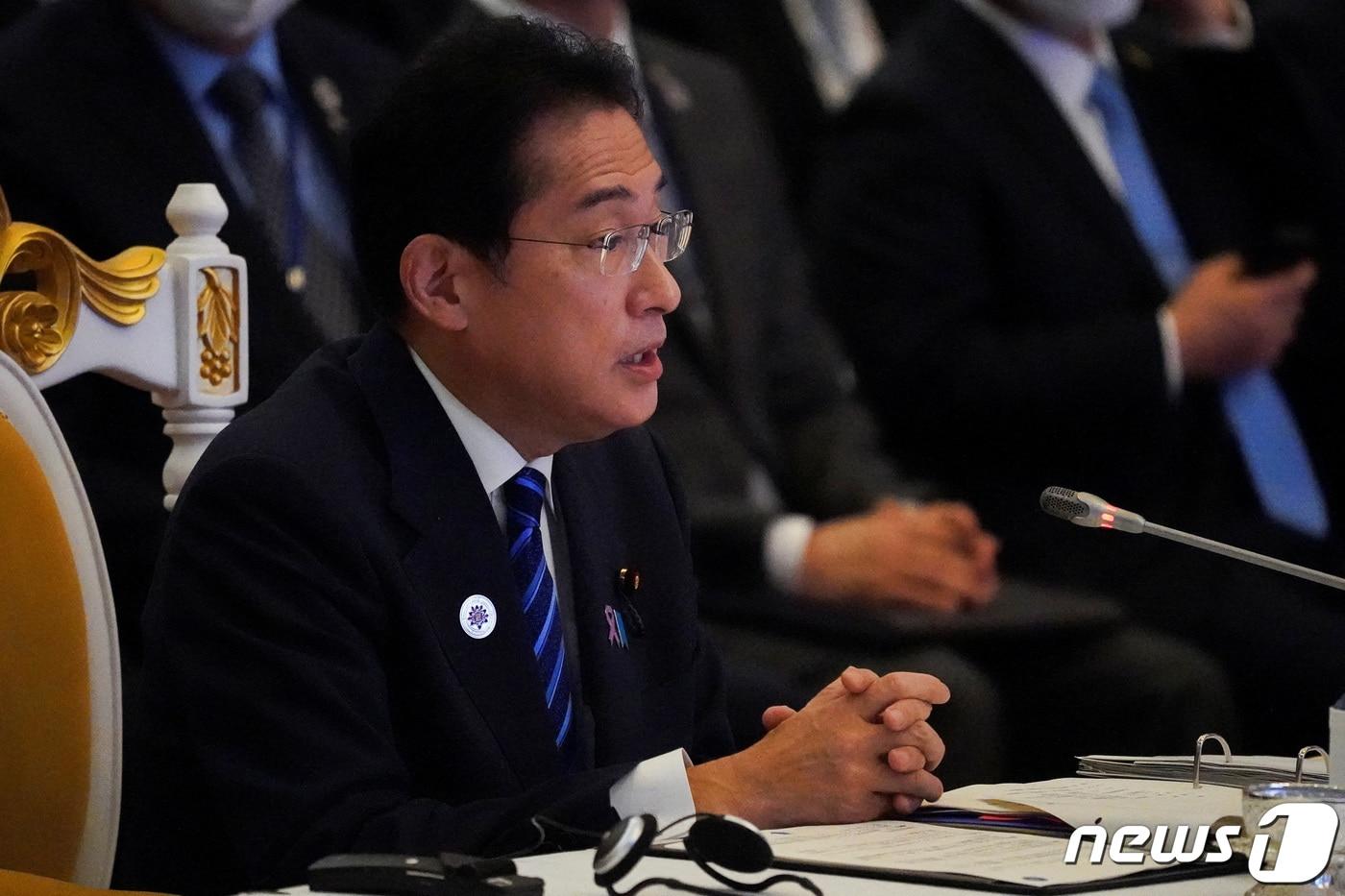 본문 이미지 - 기시다 후미오 일본 총리가 12일 캄보디아 프놈펜에서 열린 아세안+3 정상회의에 참석해 발언하고 있다. 2022.11.12/뉴스1 ⓒ 로이터=뉴스1 ⓒ News1 김민수 기자