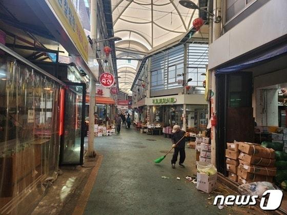 본문 이미지 -  서울시 구로구 가리봉동의 가리봉시장이 오전 11시 무렵에도 한산한 모습이다. 2022.10.25 ⓒ News1 박기현 기자