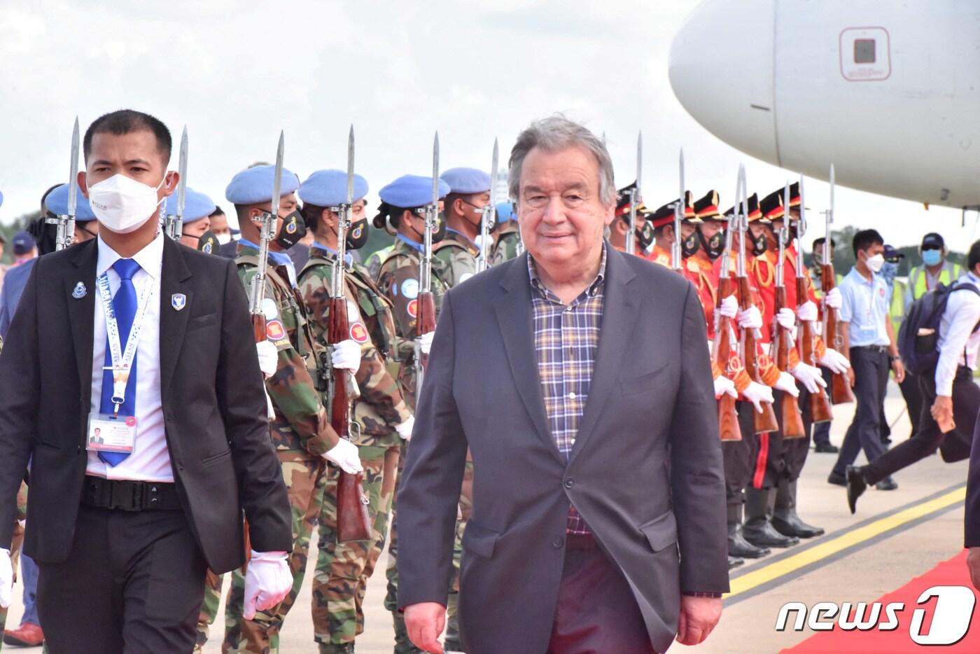 안토니우 구테흐스 유엔 사무총장이 11일(현지시간) 캄보디아 프놈펜에서 열린 아세안 정상회의에 참석하기 위해 도착한 모습. 2022.11.11/뉴스1 ⓒ 로이터=뉴스1 ⓒ News1 김민수 기자