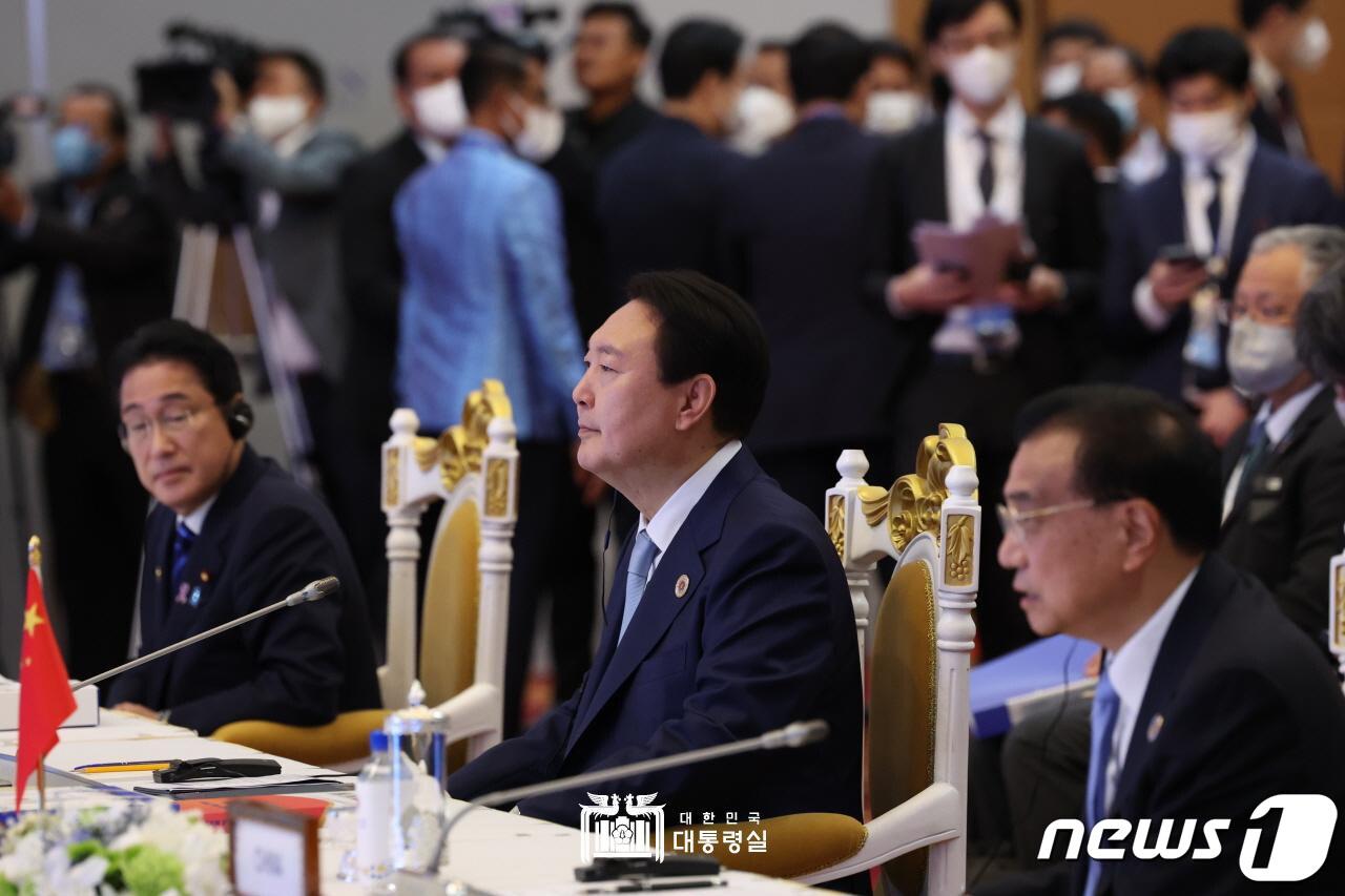 본문 이미지 - 윤석열 대통령이 12일 오전 캄보디아 프놈펜에서 열린 아세안+3 정상회의에 참석해 있다. 왼쪽부터 기시다 후미오 일본 총리, 윤 대통령, 리커창 중국 총리. (대통령실 홈페이지) 2022.11.13/뉴스1 ⓒ News1 안은나 기자