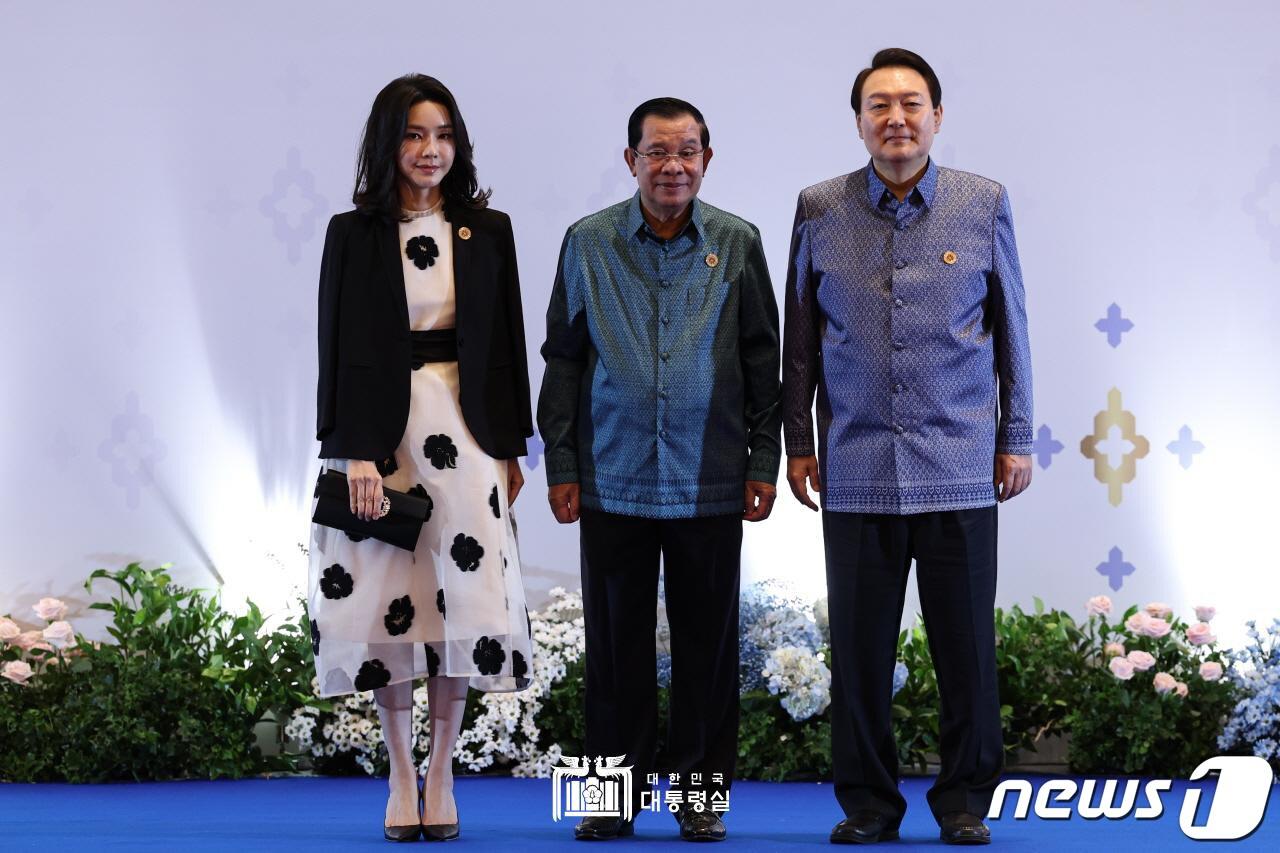 본문 이미지 - 윤석열 대통령과 김건희 여사가 12일 캄보디아 프놈펜 쯔노이짱바 국제 컨벤션 센터에서 열린 캄보디아 주최 갈라 만찬에서 훈센 캄보디아 총리와 기념 촬영하고 있다. (대통령실 홈페이지) 2022.11.13/뉴스1 ⓒ News1 안은나 기자