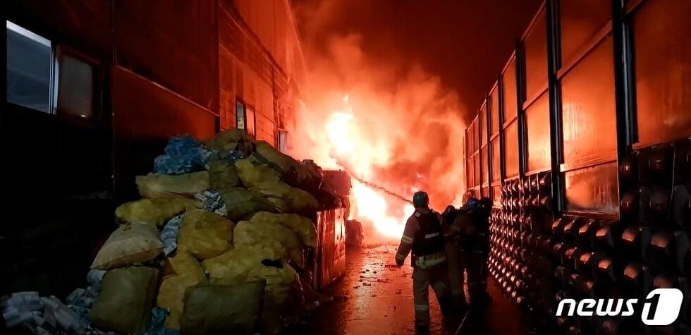 본문 이미지 - 12일 서울 영등포구 양화동에 있는 자원순환센터에서 화재가 발생했다.  (영등포소방서 제공)