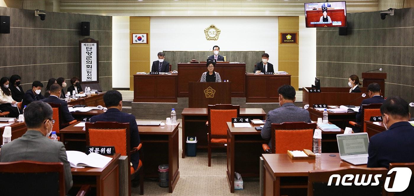본문 이미지 - 단양군의회 김혜숙 의원이 312회 임시회에서 단양호 119 수난구조대 배치를 촉구하는 5분 자유발언을 하고 있다. 