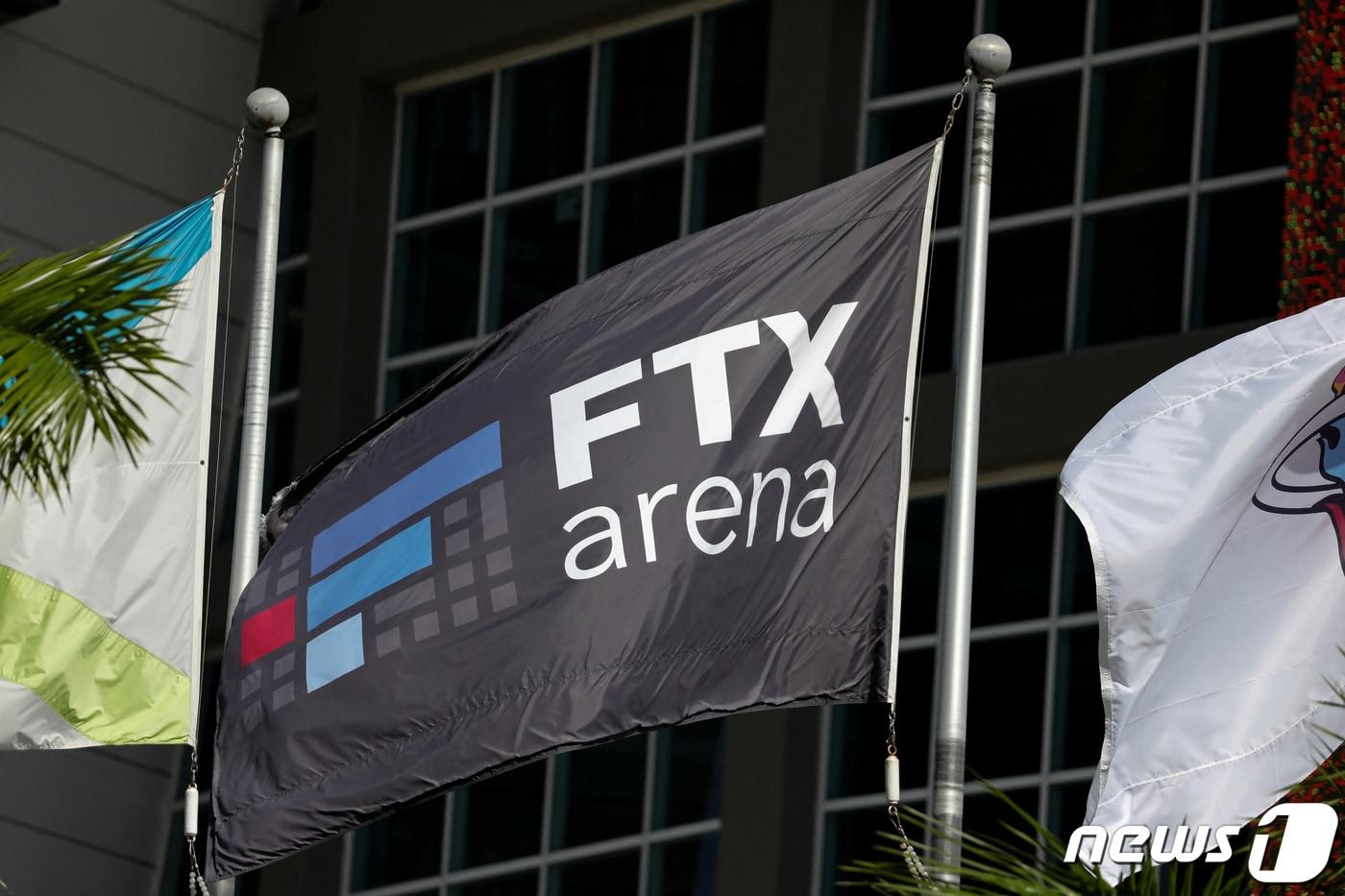 본문 이미지 - 미국 플로리다 마이애미에 위치한 FTX 아레나 입구에서 FTX 로고가 적힌 깃발이 펄럭이고 있다. ⓒ 로이터=뉴스1 ⓒ News1 김지현 기자