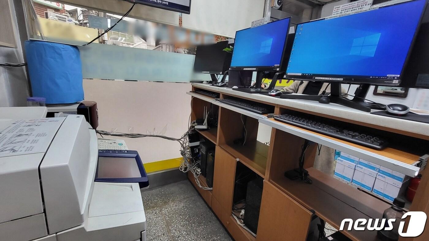 본문 이미지 - 13일 서울 성북구 고려대학교 앞 문화사에 인쇄기기가 놓여있다. 22.11.13/뉴스1 ⓒ 뉴스1 이비슬 기자