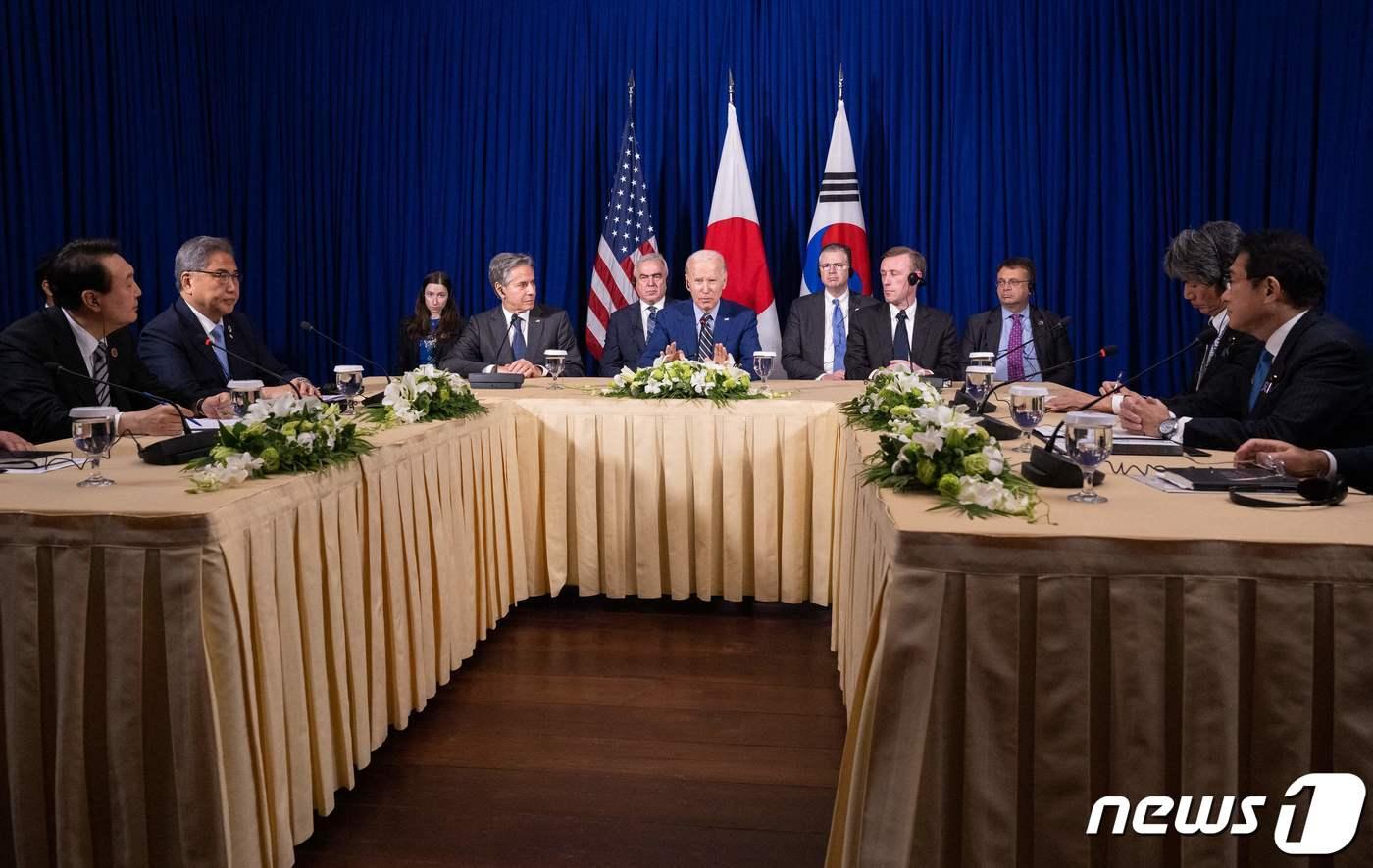 본문 이미지 - 작년 11월 캄보디아 프놈펜에서 열린 한미일 정상회담. ⓒ AFP=뉴스1 ⓒ News1 안은나 기자