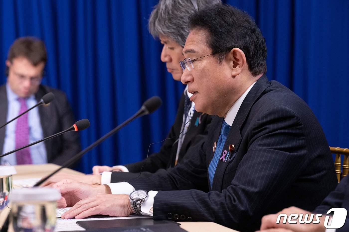 본문 이미지 - 기시다 후미오 일본 총리가 13일 캄보디아 프놈펜에서 열린 한미일 정상회담에서 윤석열 대통령과 조 바이든 미국 대통령을 향해 발언하고 있다. ⓒ AFP=뉴스1 ⓒ News1 안은나 기자