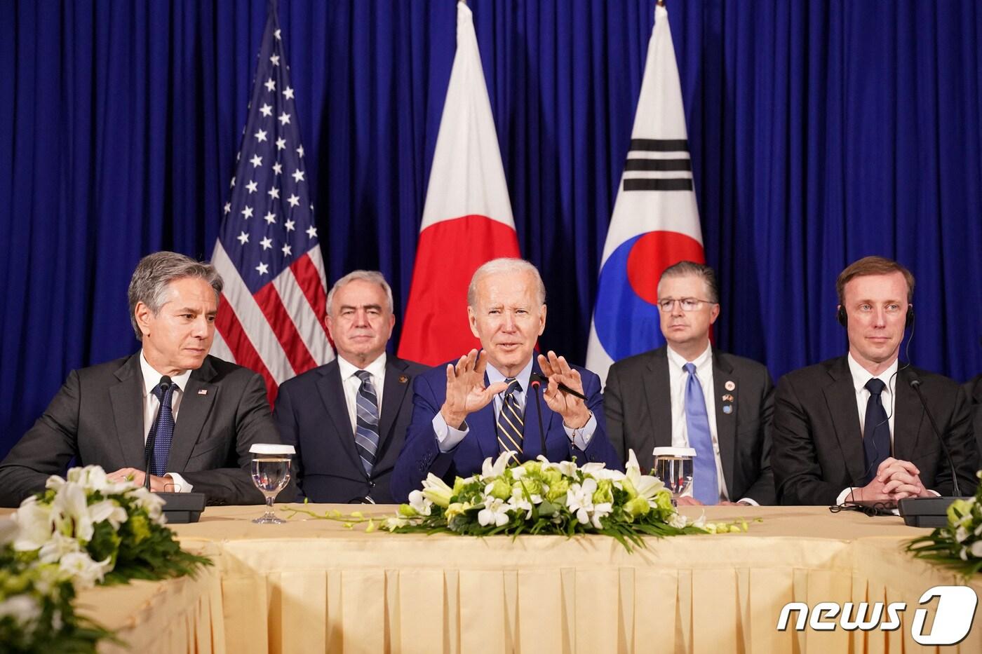 본문 이미지 - 조 바이든 미국 대통령이 13일 캄보디아 프놈펜에서 윤석열 대통령, 기시다 후미오 일본 총리와 한미일 정상회담을 하고 있다. 왼쪽부터 토니 블링컨 국무부 장관, 바이든 대통령, 제이크 설리번 국가안보보좌관. ⓒ 로이터=뉴스1 ⓒ News1 안은나 기자