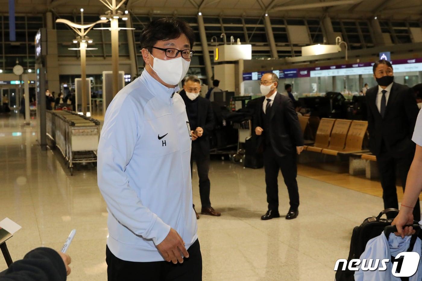 본문 이미지 - 황선홍 올림픽 축구대표팀 감독이 아랍에미리트와의 평가전을 위해 13일 오후 인천국제공항을 통해 아랍에미리트(UAE)로 출국하고 있다. 2022.11.13/뉴스1 ⓒ News1 이승배 기자