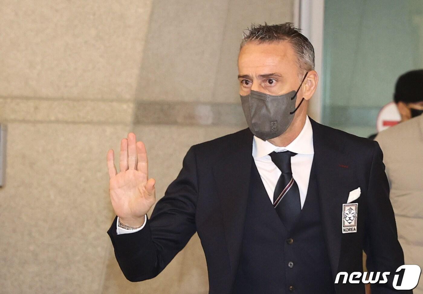 본문 이미지 - 파울루 벤투 축구 국가대표팀 감독이 카타르 출국을 위해 13일 오후 인천국제공항에 도착하고 있다. 벤투호는 카타르 월드컵에서 오는 24일 오후 10시 우루과이와의 경기를 시작으로 가나(28일 오후 10시), 포르투갈(12월3일 오전 0시)과 차례로 조별리그를 치른다.2022.11.13/뉴스1 ⓒ News1 이광호 기자