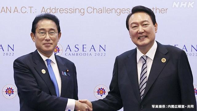 본문 이미지 - 윤석열 대통령(오른쪽)과 기시다 후미오 일본 총리(왼쪽). 일본 공영방송 NHK 캡쳐