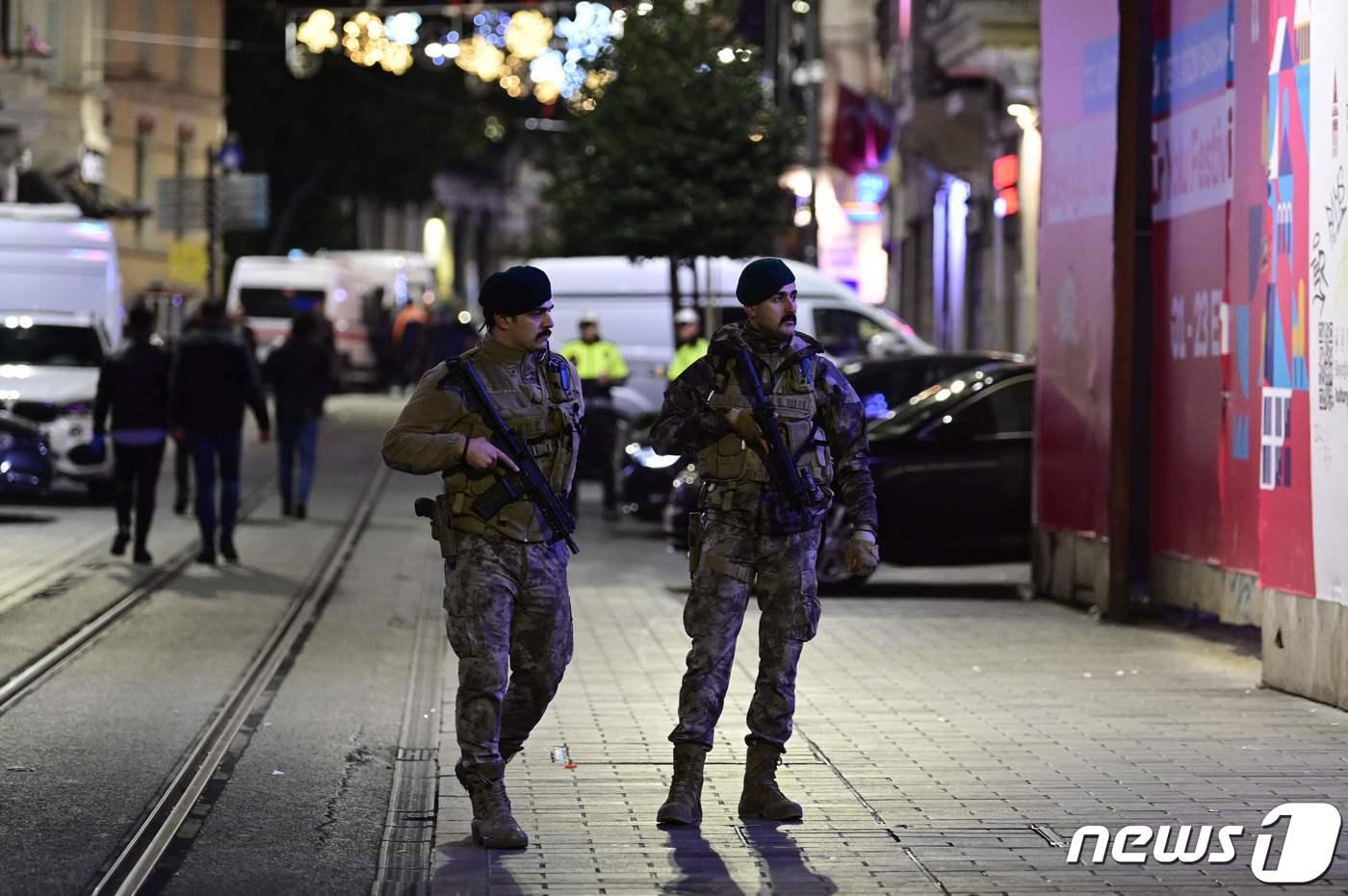 본문 이미지 - 13일(현지시간) 튀르키예 이스탄불의 이스티크랄 거리에서 원인이 밝혀지지 않은 강력한 폭발 사고가 발생해 87명이 사상한 현장서 경찰이 경비를 하고 있다. ⓒ AFP=뉴스1 ⓒ News1 우동명 기자