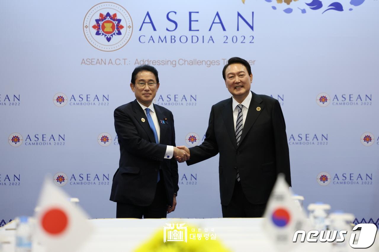 본문 이미지 - 윤석열 대통령이 지난해 캄보디아 프놈펜의 한 호텔에서 열린 한일 정상회담에서 기시다 후미오 일본 총리와 악수하고 있다. &#40;대통령실 홈페이지&#41; 2022.11.14/뉴스1 ⓒ News1 오대일 기자