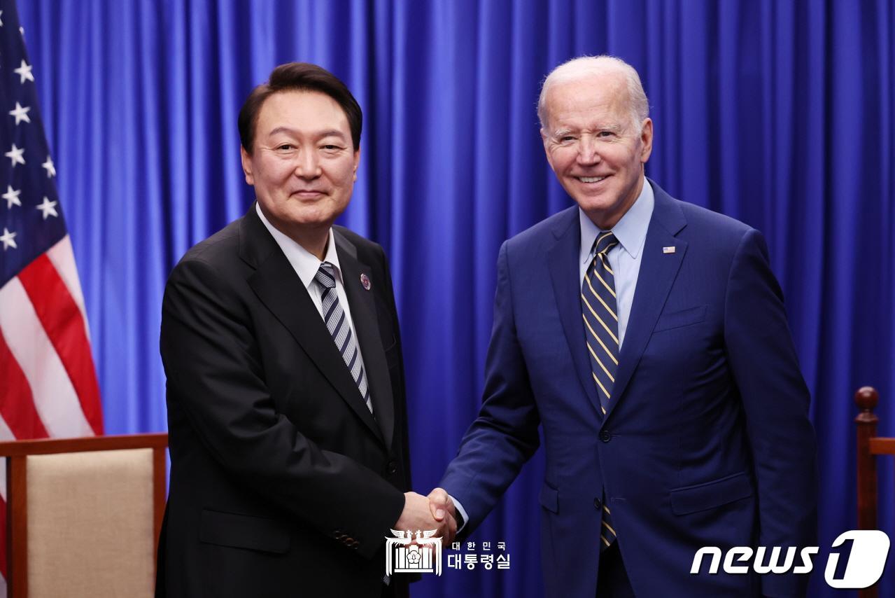 본문 이미지 - 윤석열 대통령이 13일(현지시간) 캄보디아 프놈펜의 한 호텔에서 열린 한미 정상회담에서 조 바이든 미국 대통령과 악수하고 있다. (대통령실 홈페이지) 2022.11.14/뉴스1 ⓒ News1 오대일 기자