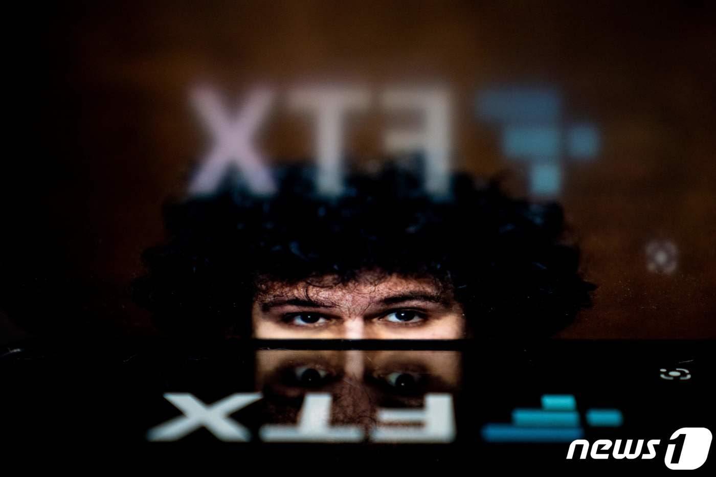 초대형 가상자산 거래소 FTX의 최고경영자 (CEO) 샘 뱅크먼 프리드와 FTX의 로고. @AFP=뉴스1 ⓒ News1 임세원 기자