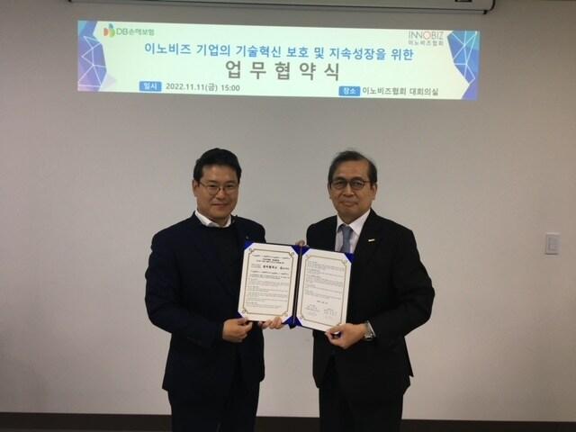 본문 이미지 - 김병은 DB손해보험 팀장(사진 왼쪽)과 김세종 이노비즈협회 정책연구원장이 업무협약을 맺고 기념촬영을 하고있다. (DB손보 제공)