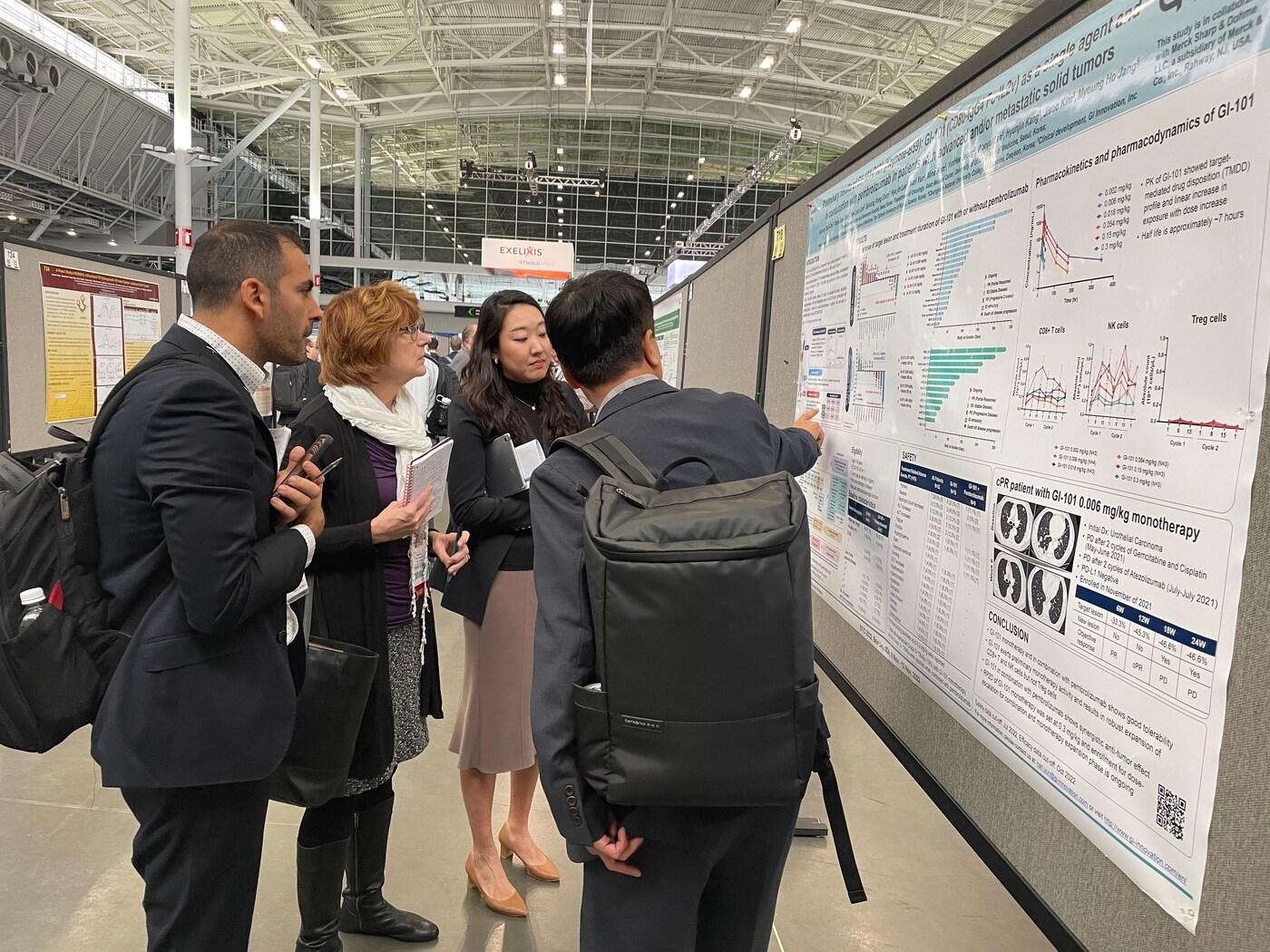 본문 이미지 - 윤나리 지아이이노베이션 임상부문 상무와 장명호 CSO가 면역항암제 'GI-101' 임상 1·2상 중간 데이터(KEYNOTE-B59) 경과에 대해 설명하고 있는 모습(사진지공=지아이이노베이션) 