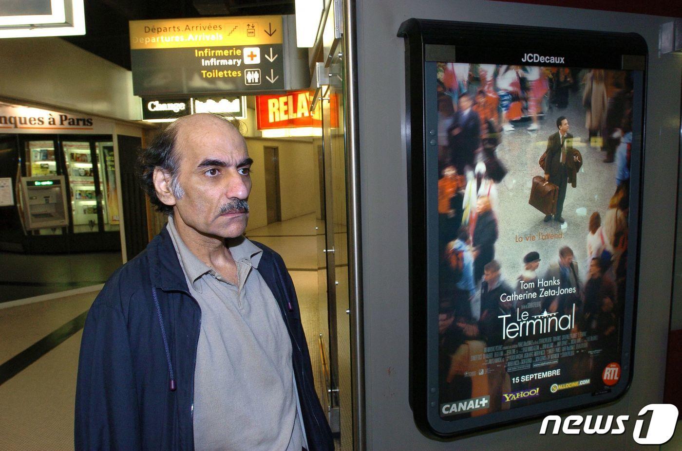 톰 행크스가 출연한 영화 터미널의 모티브가 됐던 메르한 카리미 나세리가 77세 나이로 13일(현지시간) 프랑스 샤를 드 골 공항에서 숨졌다. (사진은 2004년 촬영) ⓒ AFP=뉴스1 ⓒ News1 정윤영 기자