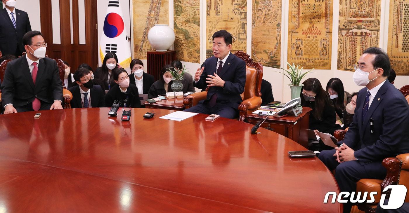 김진표 국회의장(가운데)이 14일 오전 서울 여의도 국회에서 국회의장 주재로 열린 여야 원내대표 회동에서 발언하고 있다. 2022.11.14/뉴스1 ⓒ News1 허경 기자