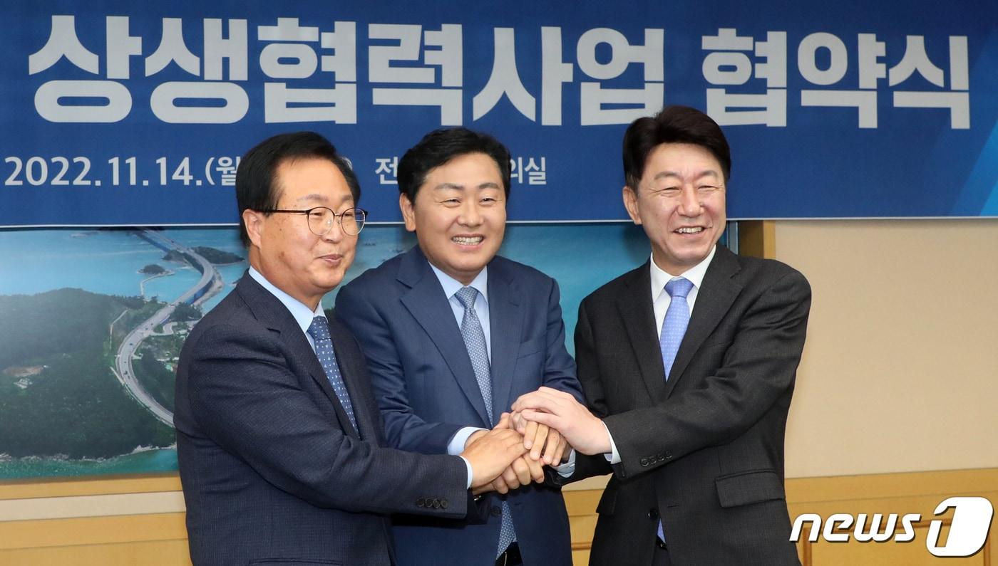 본문 이미지 - 김관영 전북도지사(가운데)와 우범기 전주시장(오른쪽), 유희태 완주군수가 지난해 11월14일 전북 전주시 전북도청 회의실에서 열린 '전주·완주 상생협력사업 1차 협약식'을 마친 뒤 기념 촬영을 하고 있다. 2022.11.14/뉴스1 ⓒ News1 유경석 기자