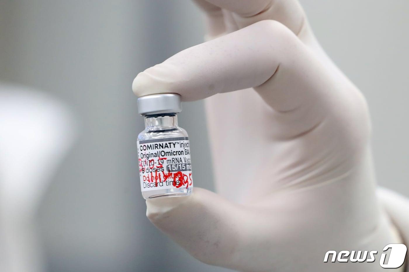 14일 오후 서울 종로구보건소에서 의료진이 신종 코로나바이러스 감염증&#40;코로나19&#41; 오미크론 BA.4/5 변이 기반 화이자 2차 개량백신&#40;2가백신&#41; 접종을 준비하고 있다. 2022.11.14/뉴스1 ⓒ News1 황기선 기자