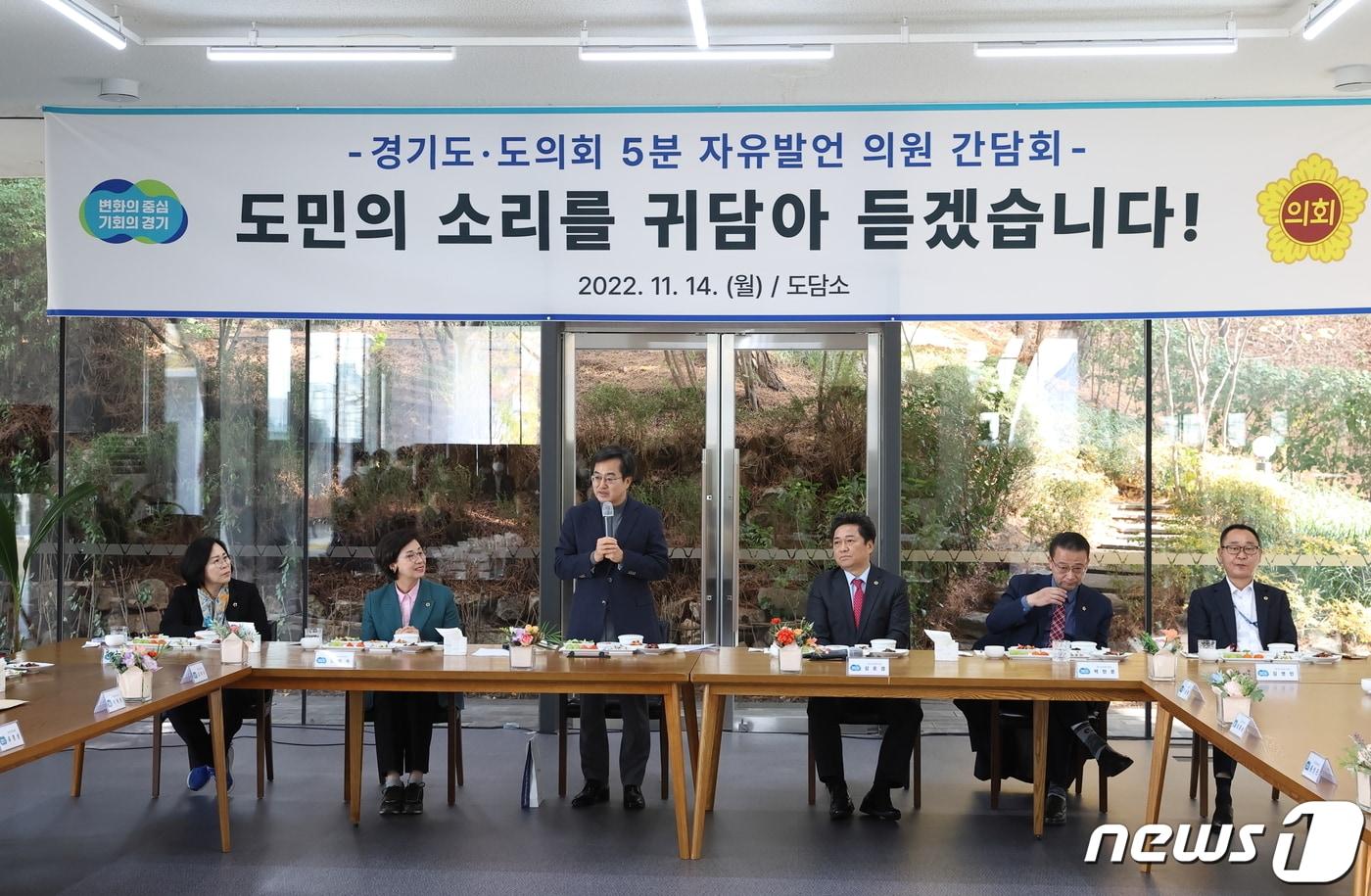 본문 이미지 -  김동연 경기도지사가 14일 경기도의회에서 5분 발언을 한 의원들을 수원시 팔달구 도담소로 초청해 "도의회와 집행부에서 힘을 합쳐서 도민들을 위해 좋은 결과를 내도록 함께 노력하자"고 강조했다..(경기도 제공)