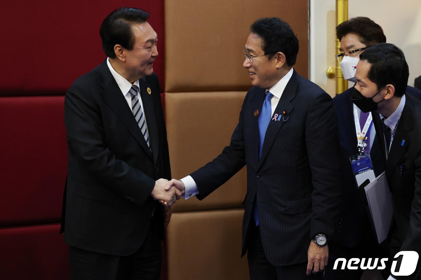 본문 이미지 - 윤석열 대통령이 13일(현지시간) 캄보디아 프놈펜의 한 호텔에서 열린 한일 정상회담에서 기시다 후미오 일본 총리와 악수하고 있다. (대통령실 제공) 2022.11.14/뉴스1 ⓒ News1 오대일 기자