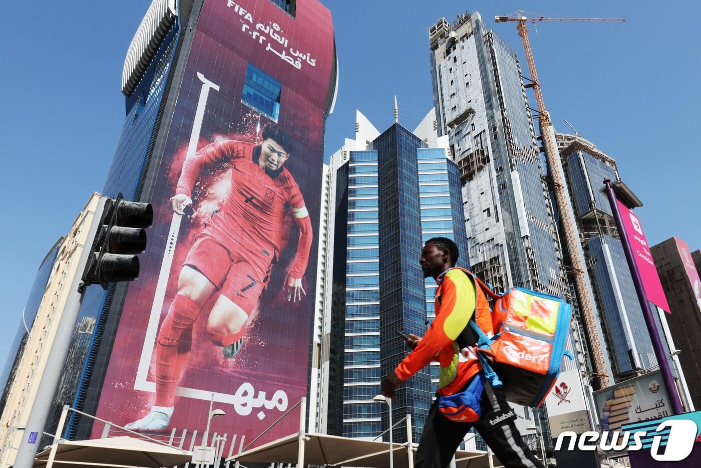 2022카타르 월드컵 개막을 엿새 앞둔 14일(현지시간) 카타르 도하의 건물 외벽에 대한민국 축구 국가대표팀 손흥민의 대형 사진이 걸려 있다. 2022.11.14/뉴스1 ⓒ News1 이광호 기자