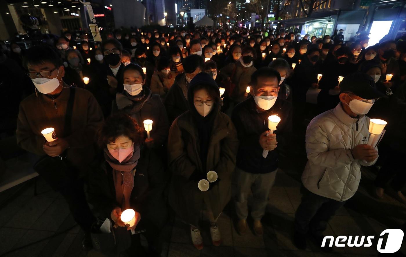 본문 이미지 -  서울파이낸스센터 앞에서 천주교정의구현전국사제단 주최로 열린 이태원 참사 희생자 추모미사에서 시민들이 촛불을 들고 있다. 2022.11.14/뉴스1 ⓒ News1 박세연 기자
