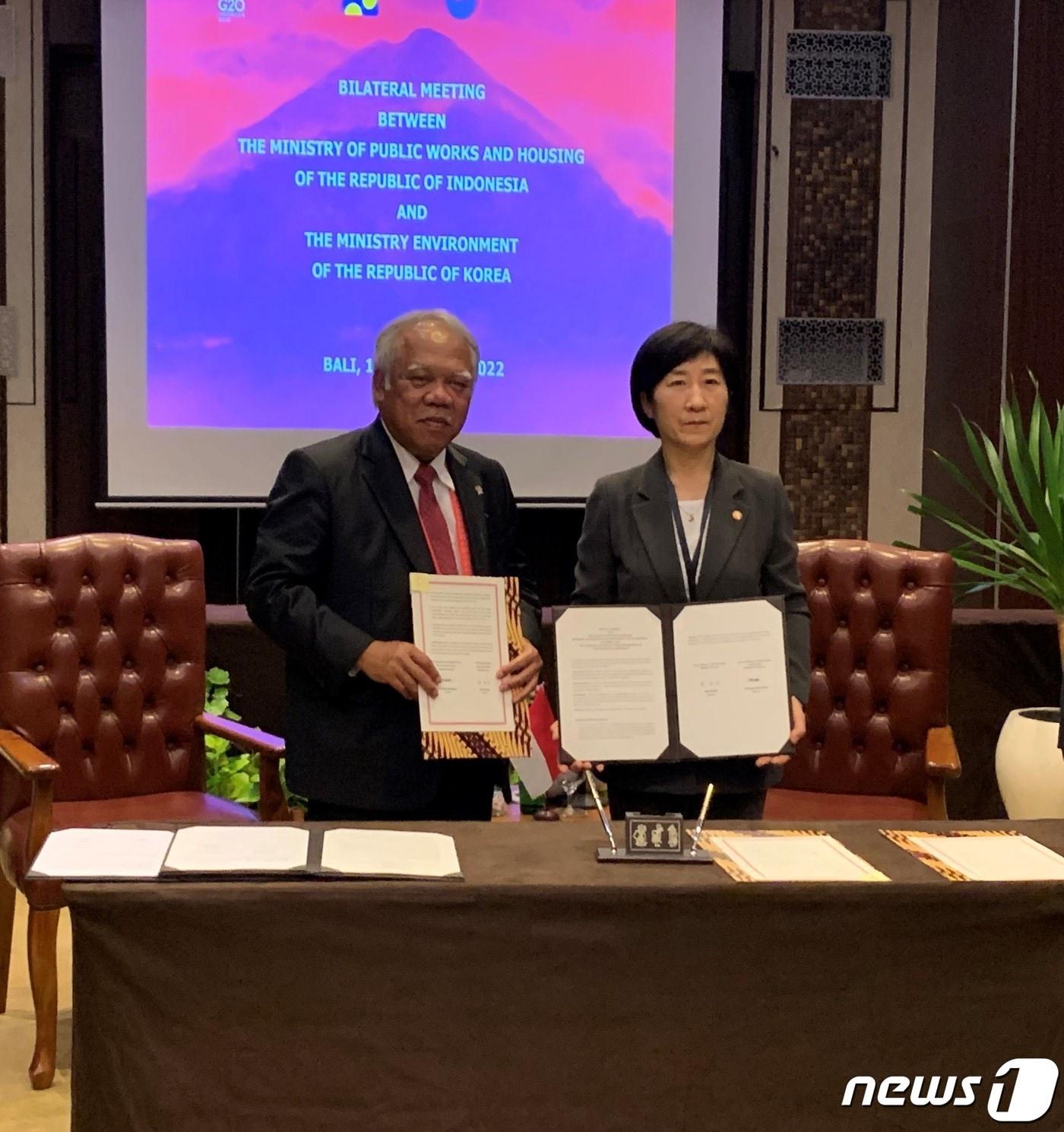 본문 이미지 - 한화진 환경부 장관이 14일 오후 인도네시아 발리의 메루사카 누사 두아 호텔에서 바수키 하디물요노 인도네시아 공공사업주택부 장관과 양자회담을 갖고, 한국-인도네시아 주도의 탄소중립·기후변화 대응을 위한 다자간 협력 플랫폼인 녹색전환 이니셔티브(GTI)에 서명하고 서명서를 들어 보이고 있다. (사진제공=환경부)