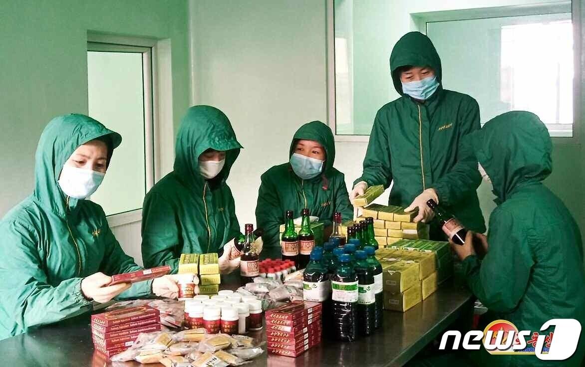 본문 이미지 - &#40;평양 노동신문=뉴스1&#41; = 고려약을 연구 개발 중인 보통강고려약공장. [국내에서만 사용가능. 재배포 금지. DB 금지. For Use Only in the Republic of Korea. Redistribution Prohibited] rodongphoto@news1.kr