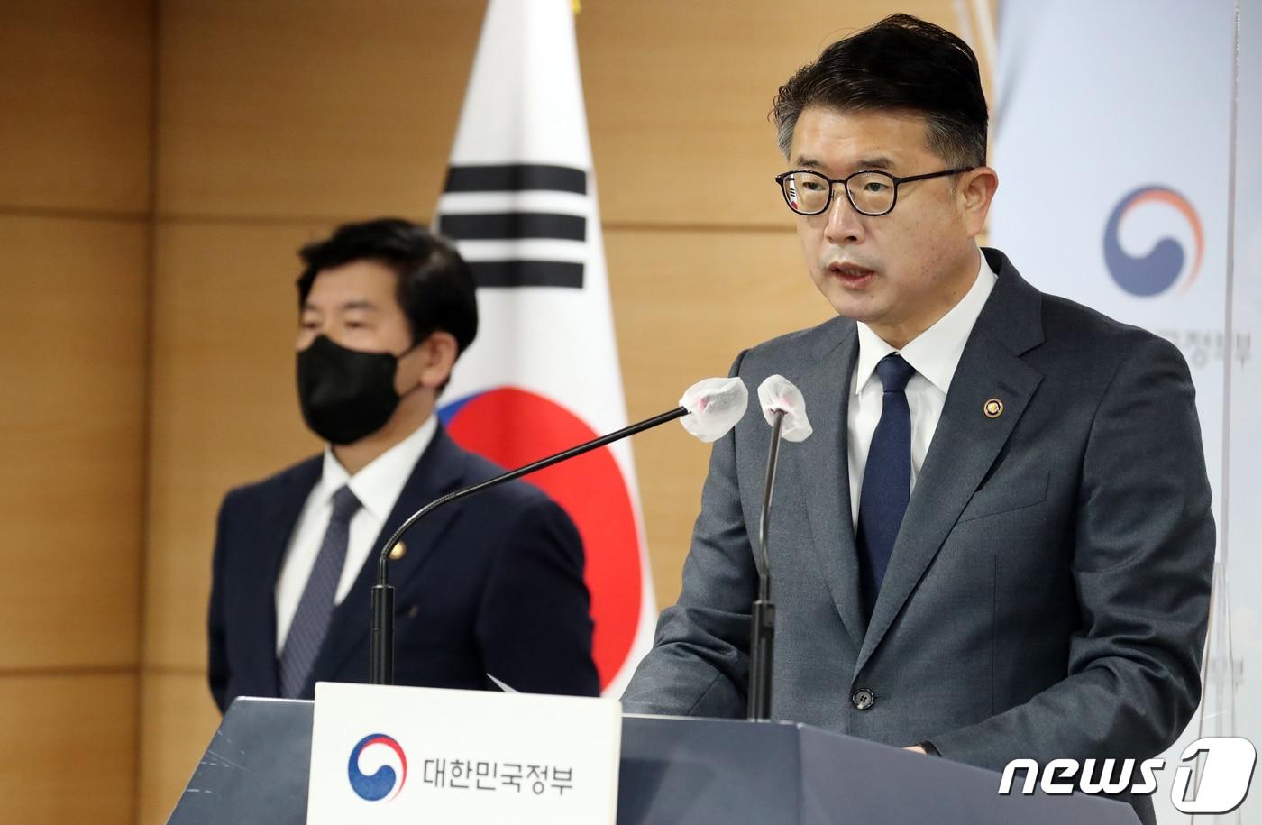 본문 이미지 - 장상윤 교육부 차관과 최상대 기획재정부 2차관이 15일 오전 서울 종로구 세종대로 정부서울청사에서 고등·평생교육 재정 확충 방향 발표를 하고 있다. 2022.11.15/뉴스1 ⓒ News1 김명섭 기자
